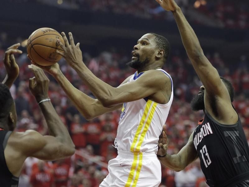 Kevin Durant (M.) kam beim Sieg in Houston auf 37 Punkte. Foto: Eric Gay/AP
