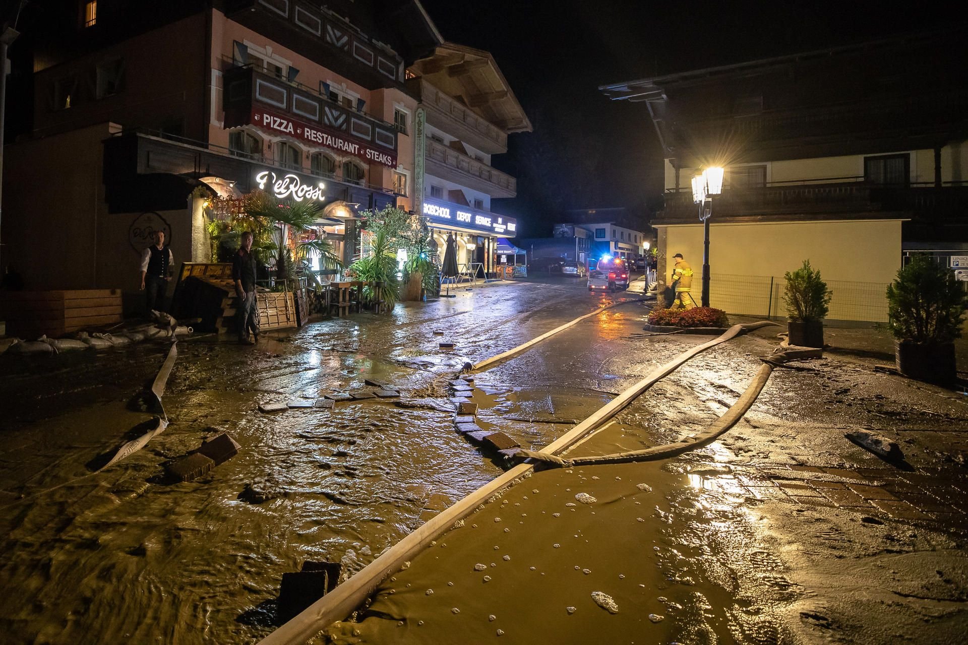 Saalbach-Hinterglemm: Die Feuerwehr ist auf einer schlammigen Straße im Einsatz.