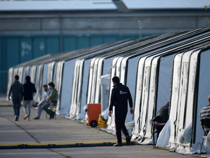 Flüchtlinge auf dem Gelände der Erstaufnahme im brandenburgischen Doberlug-Kirchhain. Foto: Ralf Hirschberger/Archiv