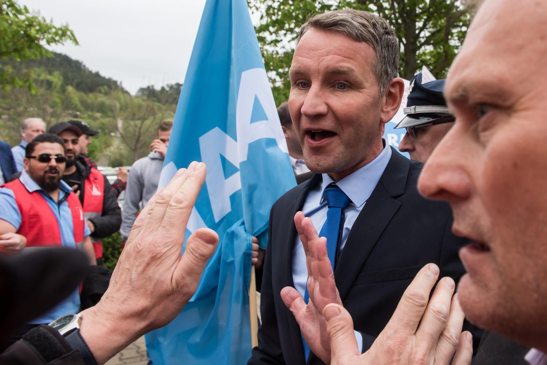 Offensichtlich unerwünscht: Björn Höcke (M.) wird von Opel-Mitarbeitern und Gewerkschaftern vor dem Opel-Werk Eisenach abgedrängt.