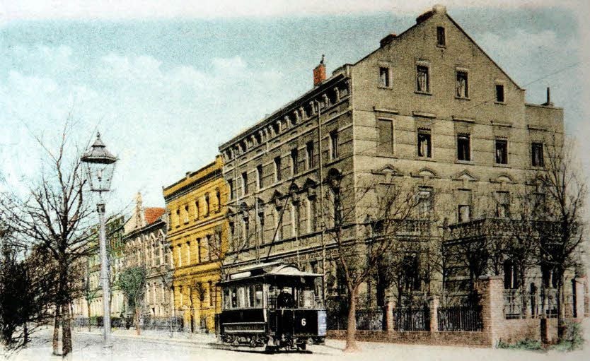 Der November zeigt einen Blick in die Bahnhofstraße Bernburgs, wie sie für über 70 Jahren aussah.
