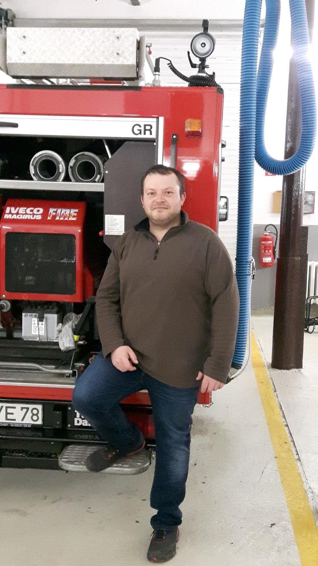 Dirk Bosse vor einem der Löschfahrzeuge in der Feuerwache in Wedderstedt.
