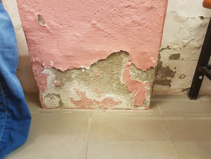In den Umkleideräumen im Keller fällt der Putz von der Wand.
