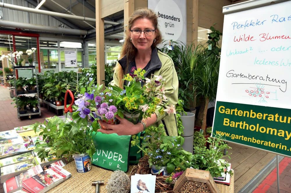 Gartenberaterin Helma Bartholomay an ihrem Info-Stand im Toom-Baumarkt in Borau.