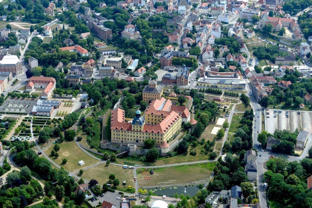So sah der Schlosspark Moritzburg im Sommer 2018 von oben aus. Die Luftaufnahme entstand im heißen August.