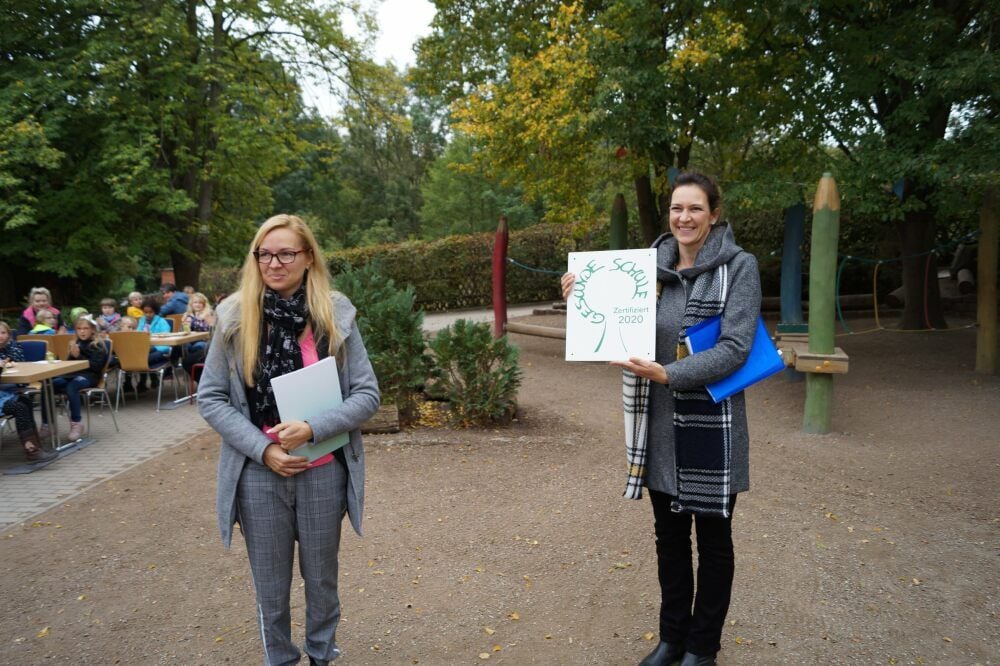 Anja Danneberg (l.) von der LVG und Schulleiterin Anika Rockmann