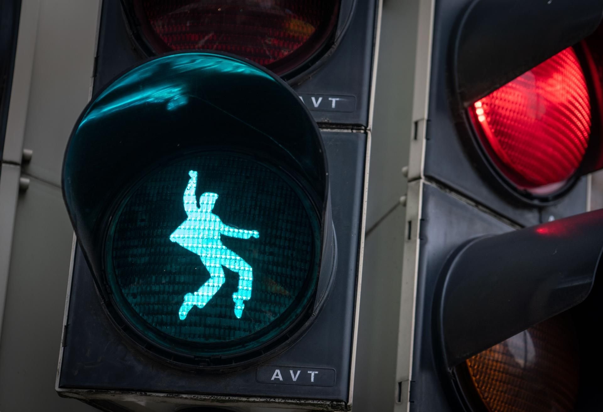 Ein Ampel-Männchen in Form eines tanzenden Elvis Presely leuchtet bei Grün an einer Fußgänger-Ampel am Elvis-Presley-Platz auf.