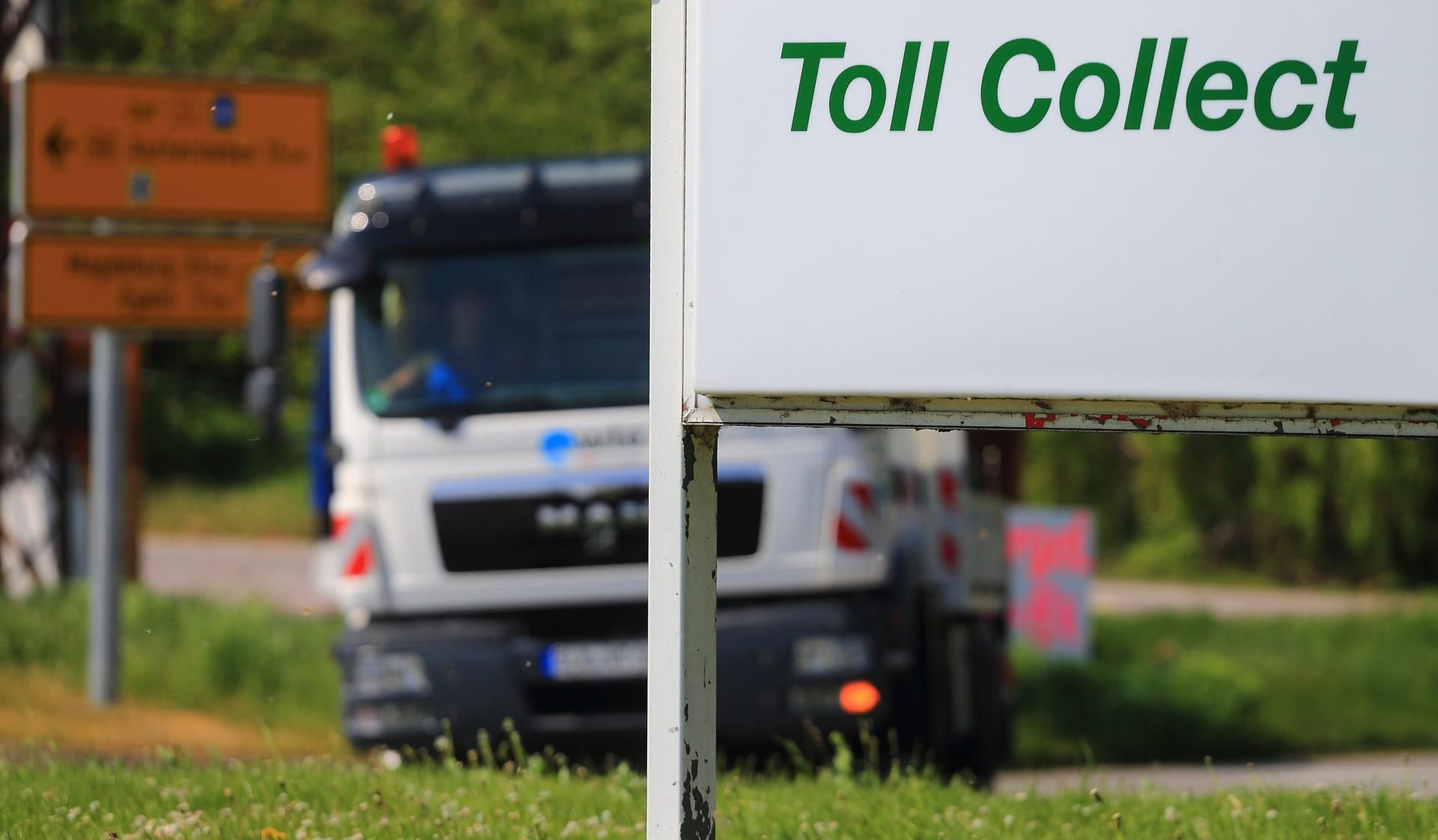Die Regierungsgeschäfte mit dem Betreiber Toll Collect sind umstritten.