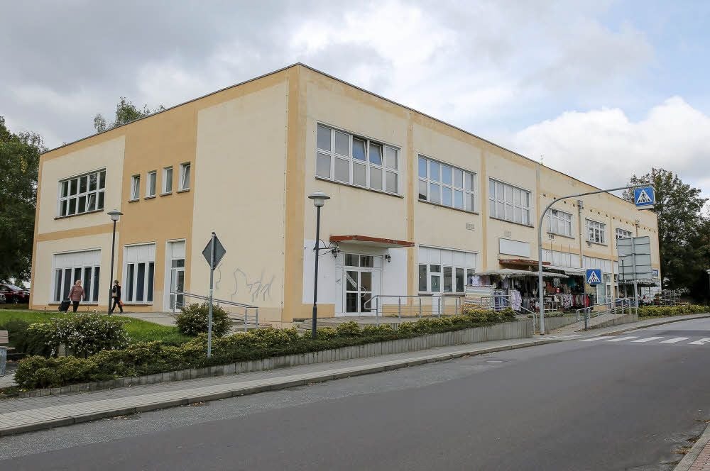 Blumen, Obst und Textilien werden im ehemaligen Kaufhaus verkauft. Jetzt soll das Gebäude abgerissen werden.