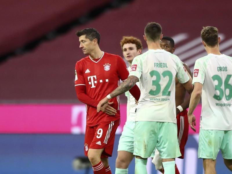 Die Spieler des FC Bayern München um Stürmerstar Robert Lewandowski (l) waren nach dem Remis gegen Werder enttäuscht. Foto: Matthias Schrader/AP-Pool/dpa