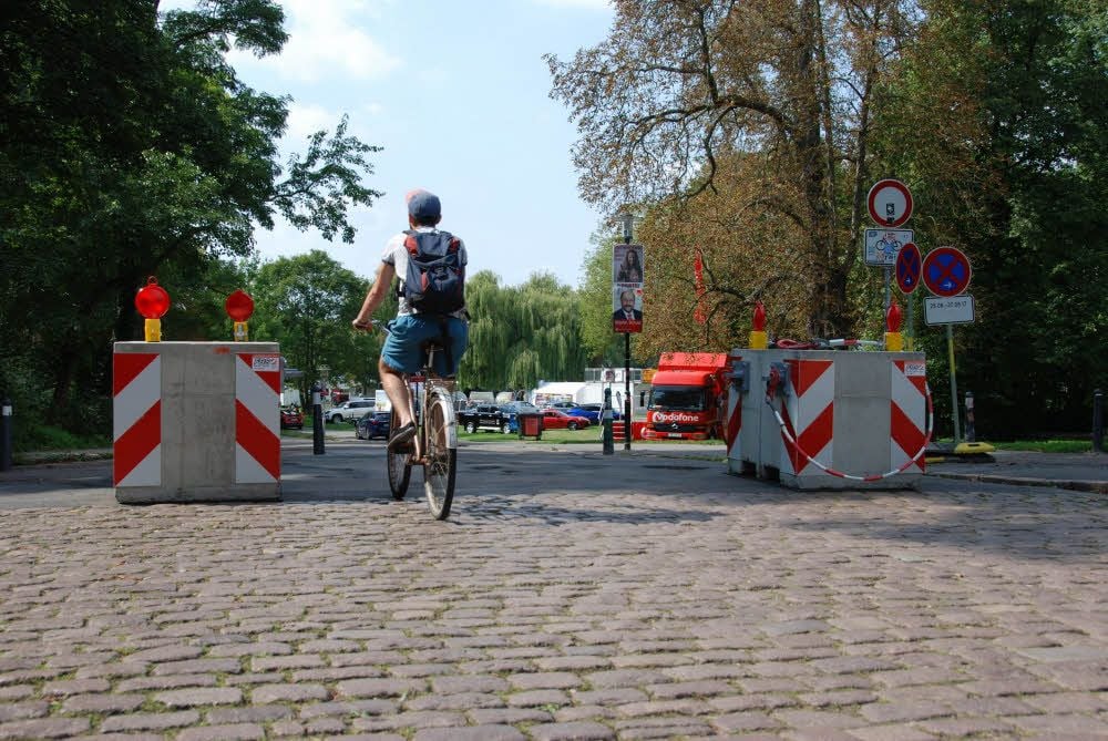 Für Fahrradfahrer kein Problem, für Lastwagen zu eng: Betonblöcke sollen Fahrzeuge vor dem Festgelände auf der Ziegelwiese aufhalten.
