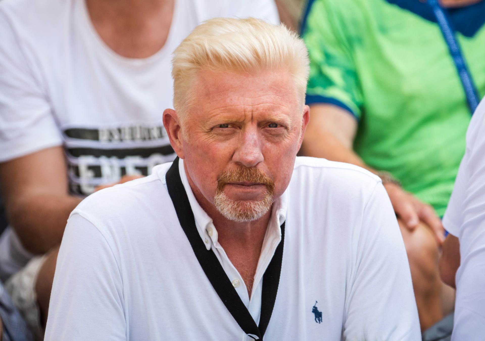 Boris Becker sitzt im Stadion am Rothenbaum.