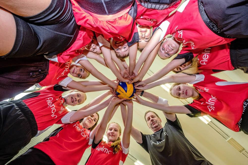 Die MTV-Mädchen der U 14 und ihr Trainer freuen sich über die neuen Trikots - gesponsert von einem lokalen Optiker.