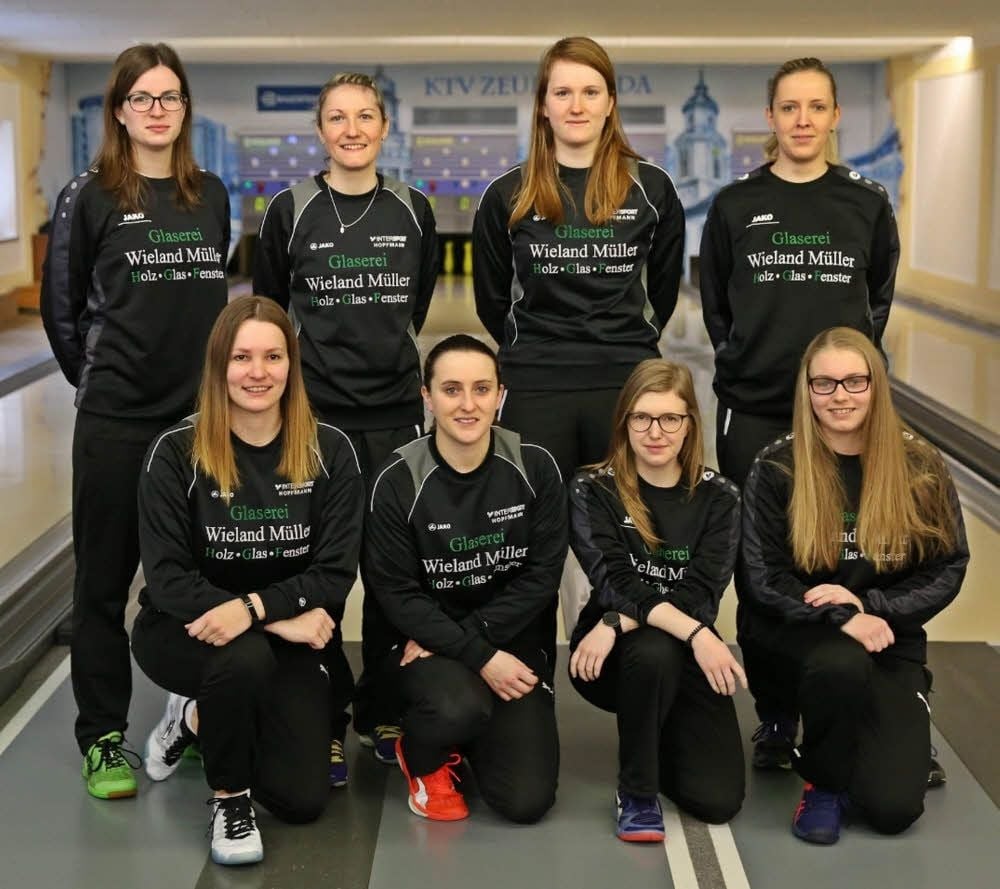 Mit Aufsteiger SV Pöllwitz - hier auf der Heimbahn in Zeulenroda - hat die Naumburgerin Friederike Pfeffer (hinten, 2.v.l.), die ihre sportliche Laufbahn einst bei Blau-Weiß Bad Kösen begann, den Vizetitel in der 1. Bundesliga bereits sicher.