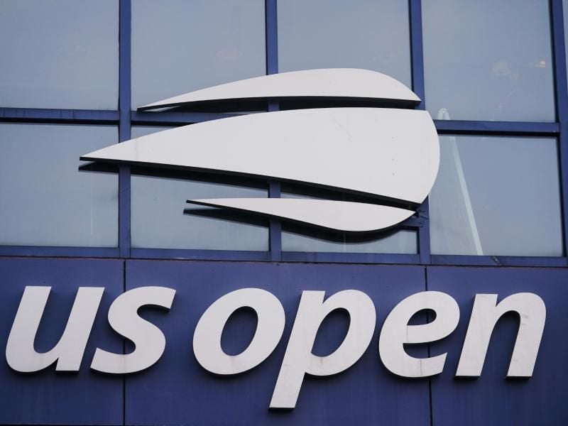Das US Open Logo am Arthur-Ashe-Stadion in New York. Ein namentlich nicht genannter Profi wurde positiv auf das Coronavirus getestet. Foto: Frank Franklin Ii/AP/dpa