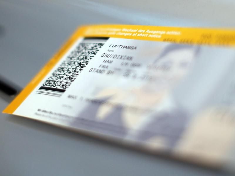 Ein Flugticket der Lufthansa. Foto: Malte Christians/dpa