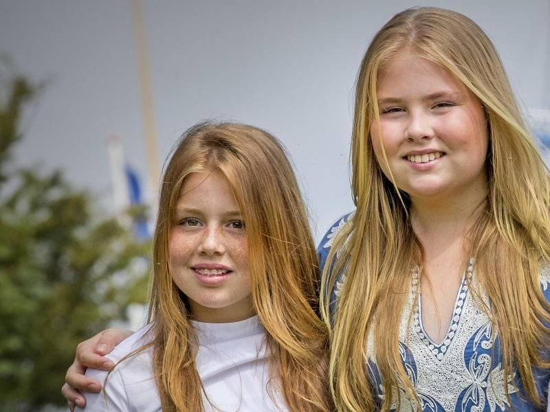 Prinzessin Amalia (r) und Prinzessin Alexia der Niederlande in Warmond (Niederlande) beim traditionellen Fototermin mit der Familie. Foto: Patrick van Katwijk