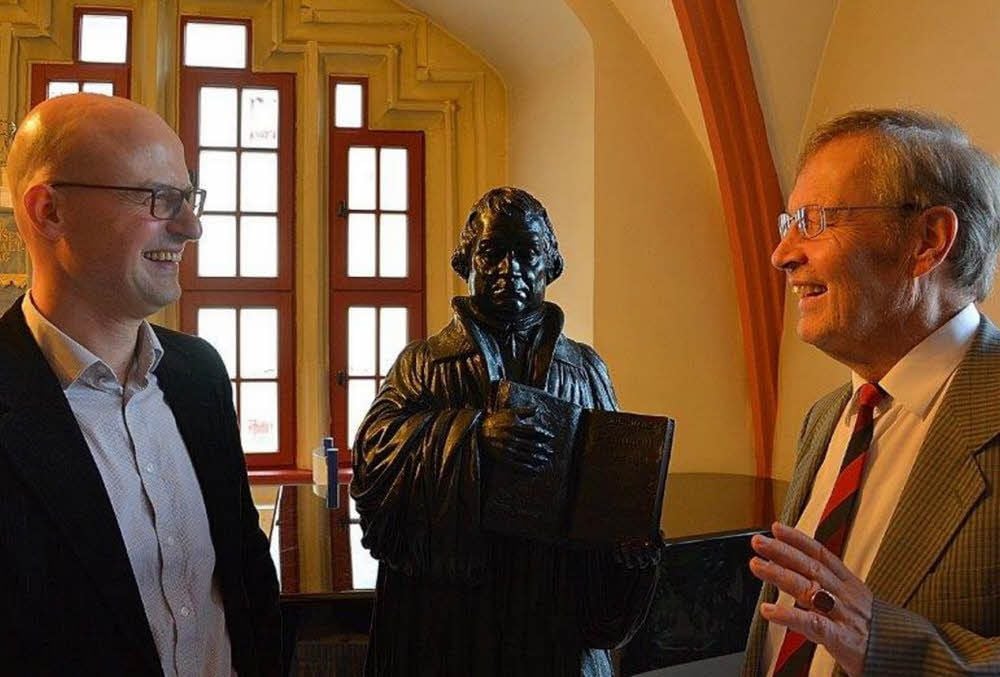 Jan Scheunemann (l.) und Klaus Bretschneider beim Fachsimpeln im Saal vor der Lutherstatue