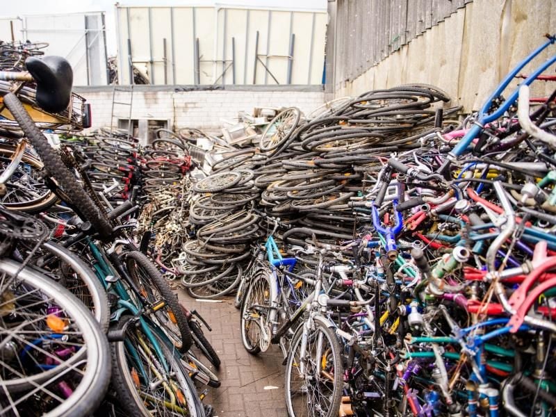 Zahlreiche Fahrräder stehen in Hamburg auf einem Firmengelände. Foto: Daniel Bockwoldt