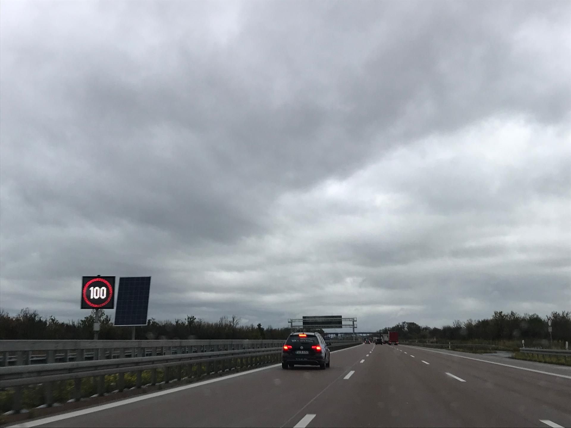 Das neue 100er-Schild an der Autobahn.
