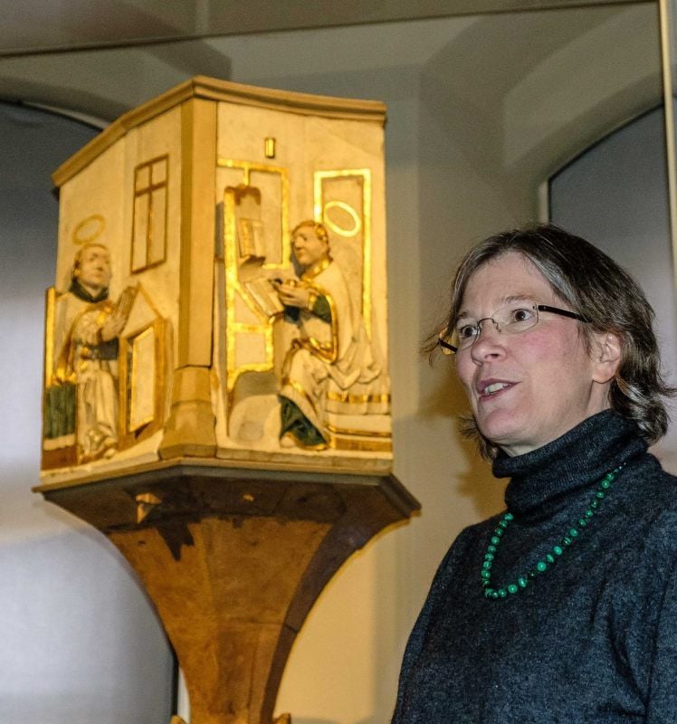 Die Historikerin Ruth Slenczka aus Berlin leitet die Wittenberger Museen der Stiftung Luthergedenkstätten. Zu den wichtigen Exponaten im Lutherhaus gehört diese Predigtkanzel.