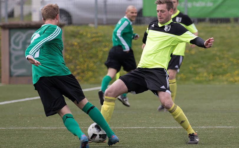 Buna-Torschütze Marcus Walther (r.) im Duell mit Ronny Wenzel