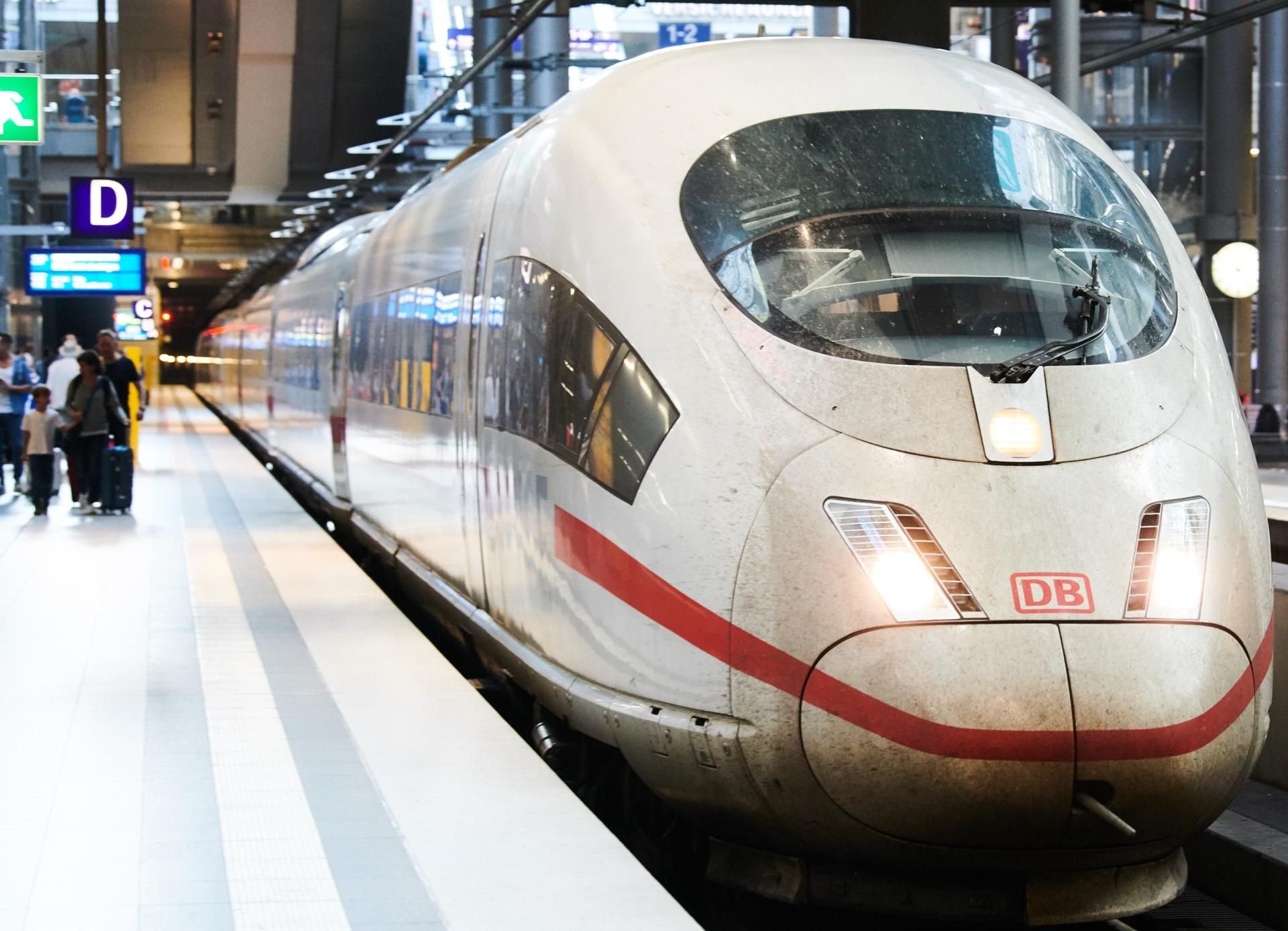 Ein ICE der Deutschen Bahn am Bahnhof Frankfurt-Flughafen.