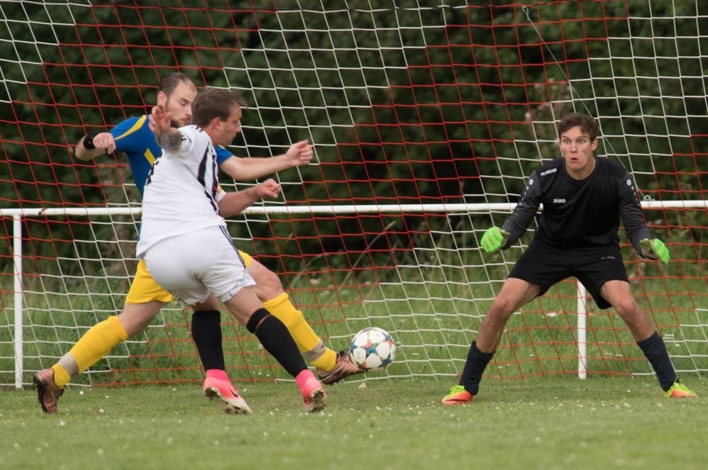 Thomas Kuhn (r.) wird von den TV-Chefs als bester Keeper der Saubacher Fußballgeschichte bezeichnet.