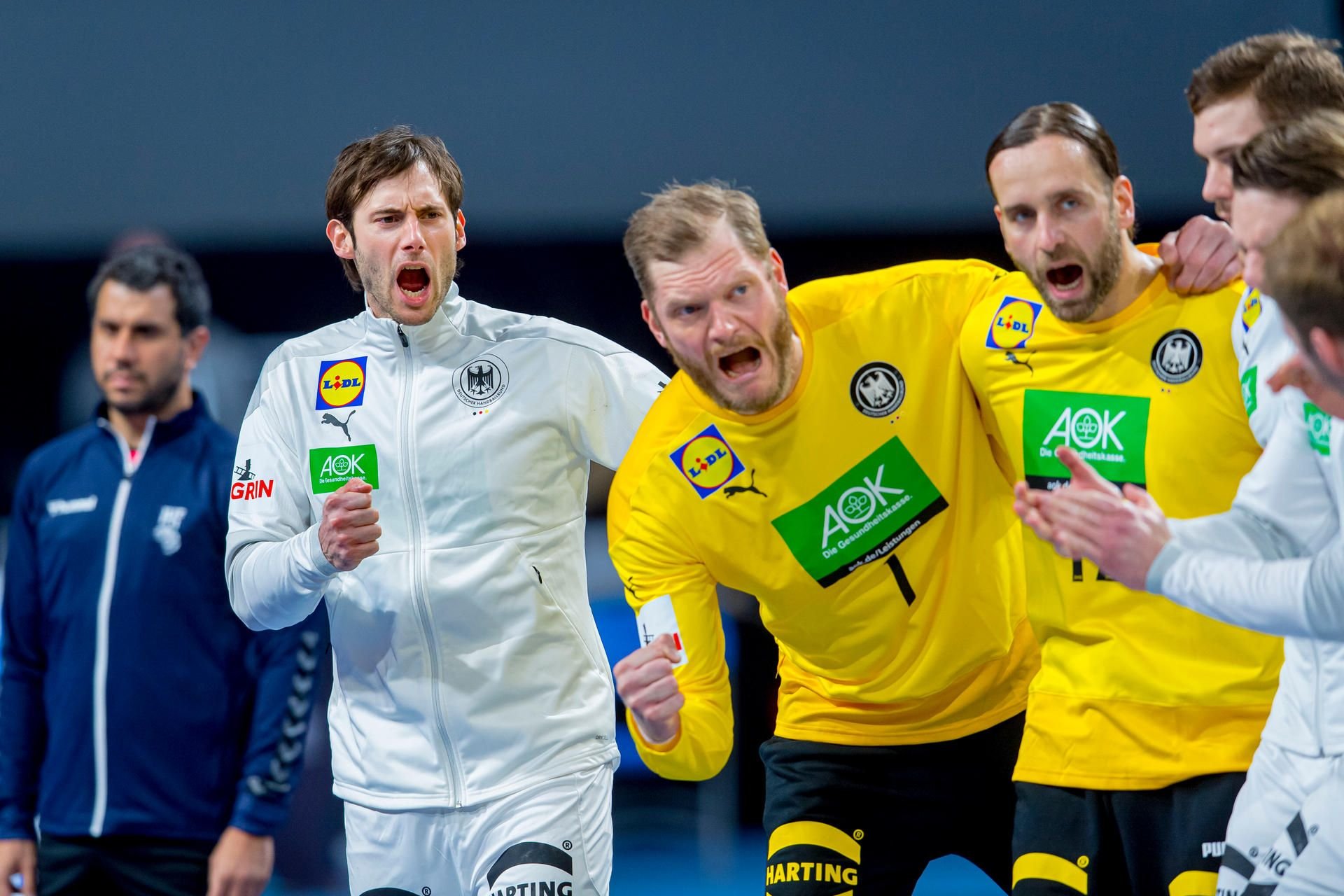 Deutschlands Uwe Gensheimer (l-r), Johannes Bitter und Silvio Heinevetter jubeln beim Spiel gegen Uruguay am Spielfeldrand.