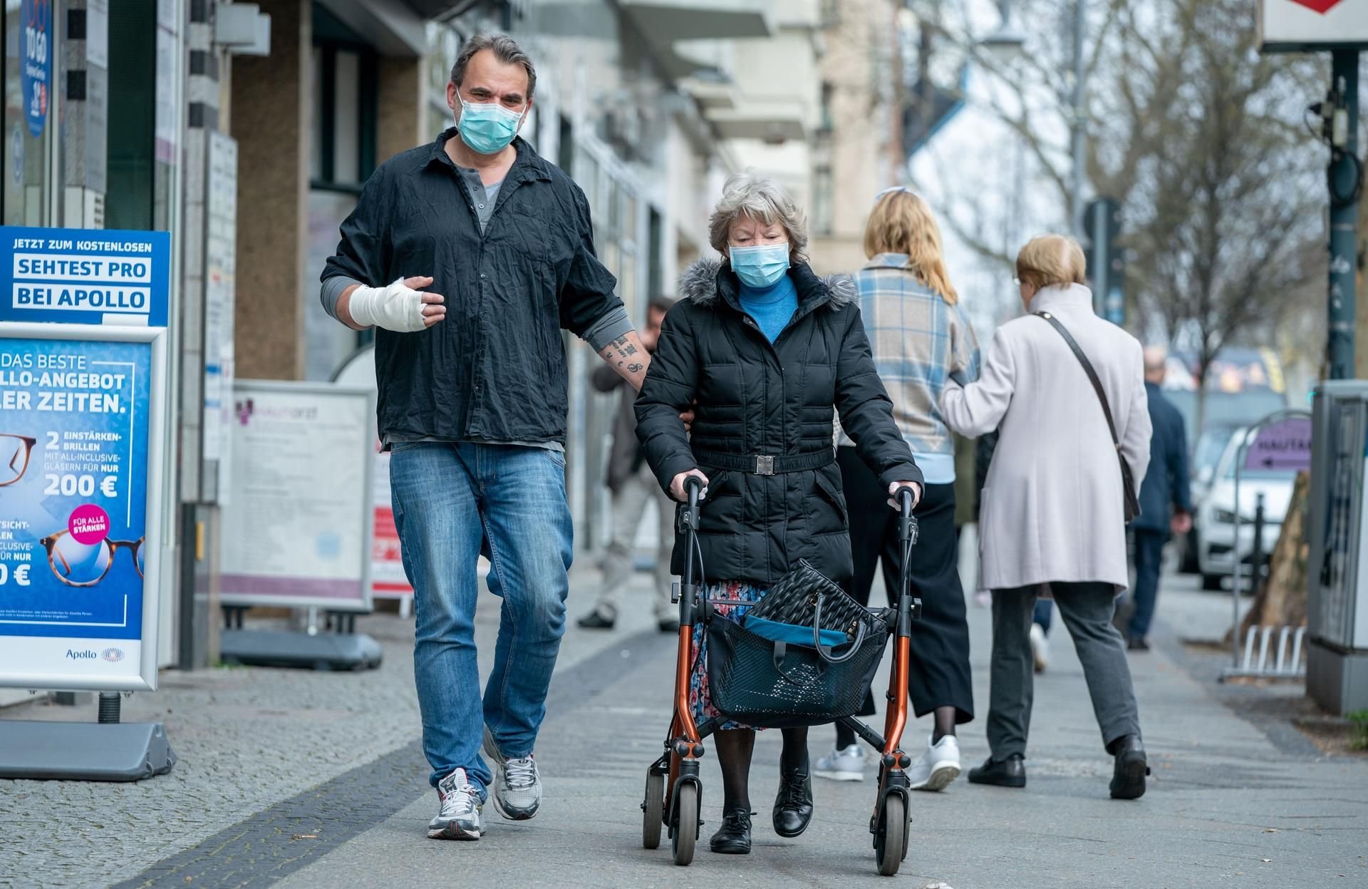 Passanten mit Atemschutz in Berlin