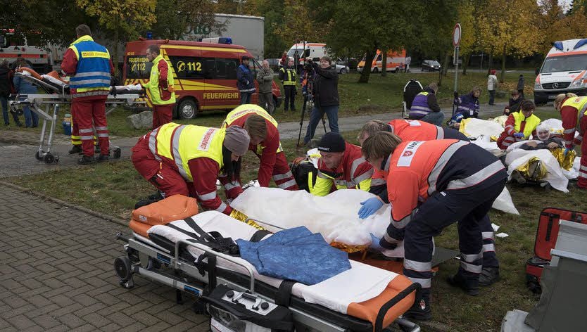 Mehr als 40 Komparsen mimten bei einer Großübung von Rettungskräften und Feuerwehr aus dem Landkreis Harz in Elbingerode die Unfallopfer, die von den Rettungskräften versorgt werden mussten.