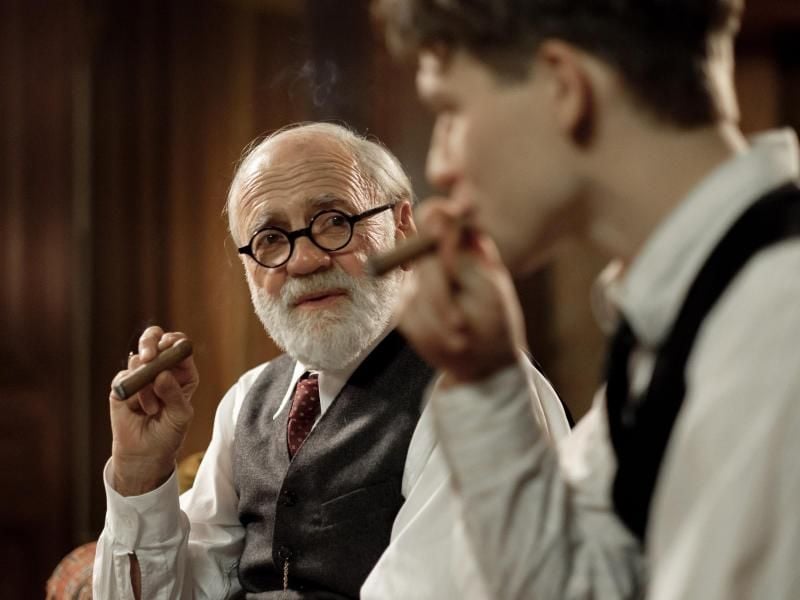 Tanz auf dem Vulkan: Franz Huchel (Simon Morze, l) schätzt den Rat von Freud (Bruno Ganz). Foto: Petro Domenigg/ARD Degeto/Tobis/Epo Film/Glory Film/dpa