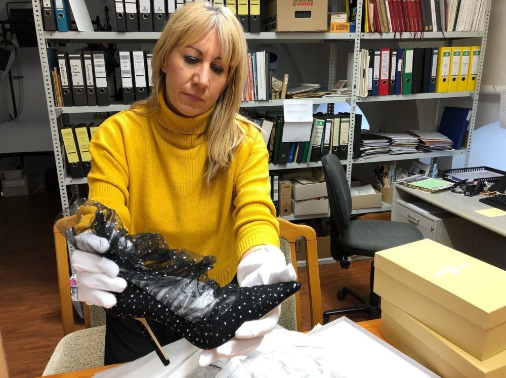 Der Designerschuh aus der einer Kultserie wird nicht das einzige Schmuckstück sein: Isabell Aurin-Miltschus packt einen reichlich mit Tüll verzierten Designerschuh der Londoner Nobelmarke Jimmy Choo aus.