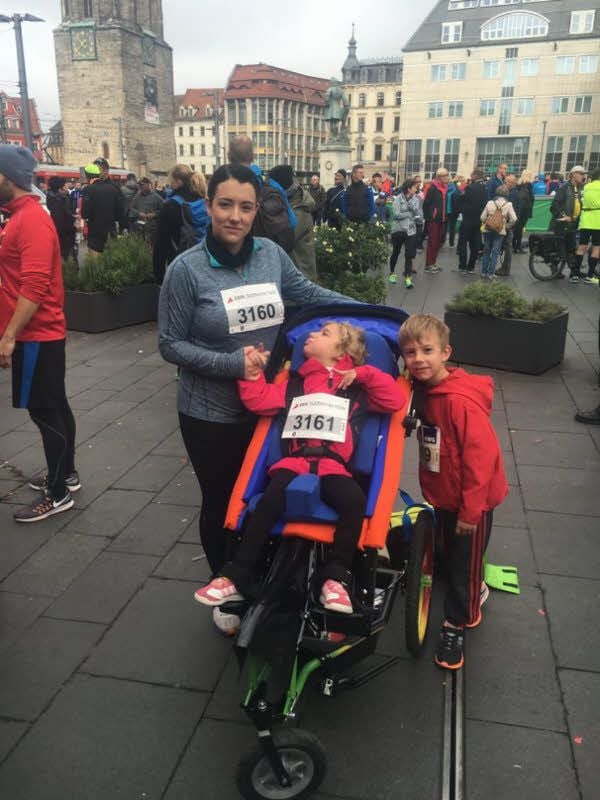 Am Sonntag wird Daniela Mückenheim (l.) ihre zwölfjährige Schwester Elena im Rollstuhl beim Mitteldeutschen Marathon über 21 Kilometer schieben. Auch der sieben Jahre alte Bruder Till (r.) wird mitlaufen.