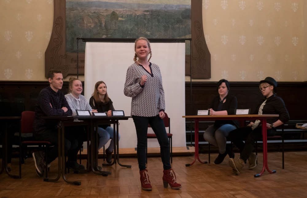 In der Auseinandersetzung mit „Patricks Trick“ und dem Thema Behinderung haben sich die Elftklässler eine Talkshow ausgedacht, in der über Abtreibung bei der Diagnose „Trisomie 21“diskutiert wird.