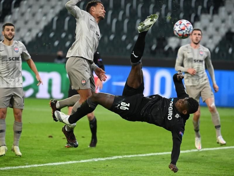 Das 3:0 markierte Breel Embolo (2.v.r) mit einem sehenswerten Fallrückzieher. Foto: Federico Gambarini/dpa