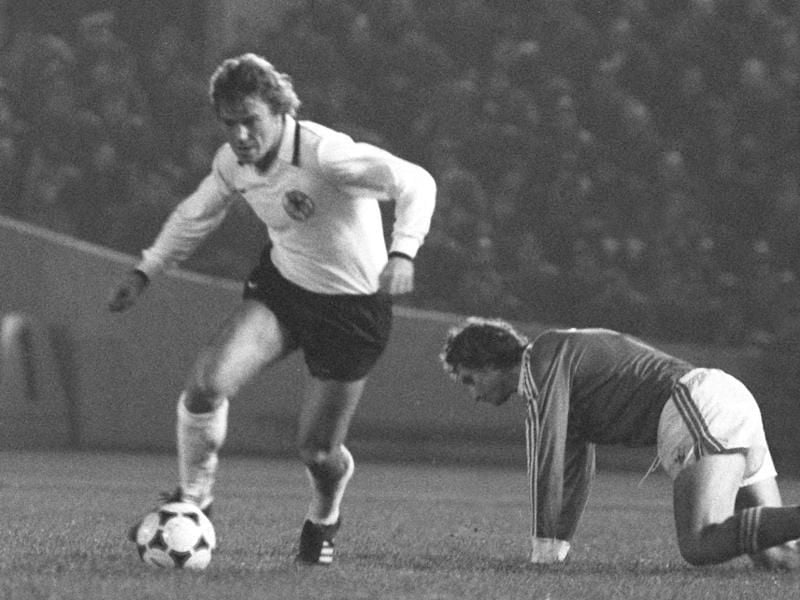 Der Gladbacher Harald Nickel (l) 1979 bei seinem Debüt in der Nationalmannschaft. Foto: Roland Witschel