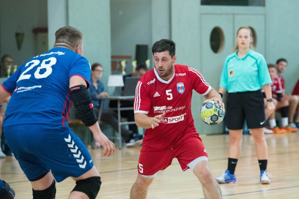 Auch Tobias Seyfarth (am Ball), der schon in allen Spielklassen, in denen er aktiv war, die Torjägerkanone geholt hat, wird reaktiviert. Zusammen mit Marcel Kilz wird er am heutigen Sonnabend im Oberliga-Team des HC Burgenland aushelfen.