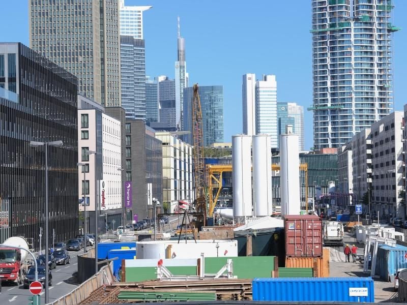 Blick auf die Baustelle für die neue U-Bahnlinie auf der Europaallee im Frankfurter Europaviertel. Foto: Arne Dedert/Archivbild
