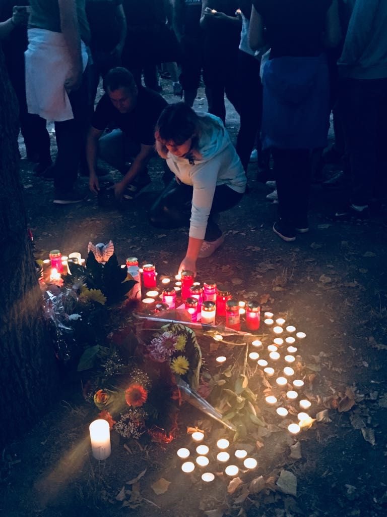 Viele Kerzen erinnern an den verstorbenen 22-Jährigen.
