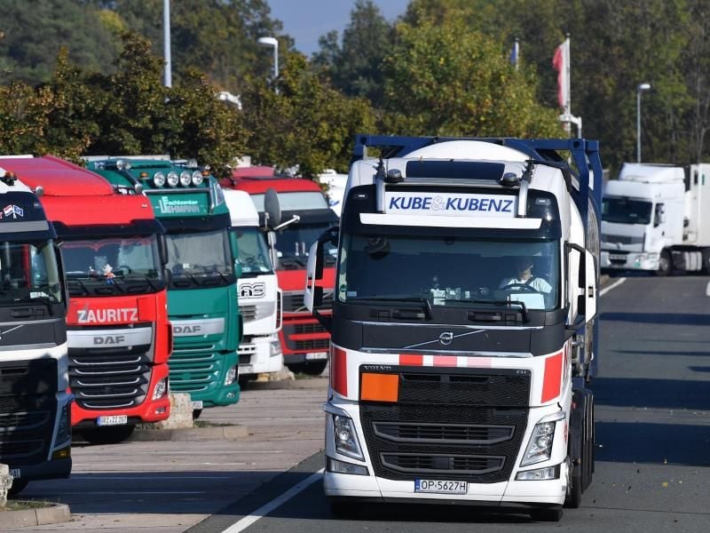 Das EU-Parlament will die Arbeitsbedingungen der europäischen Fernfahrer verbessern. Lkw-Fahrer sollen etwa mindestens alle vier Wochen nach Hause zurückkehren dürfen. Foto: Martin Schutt