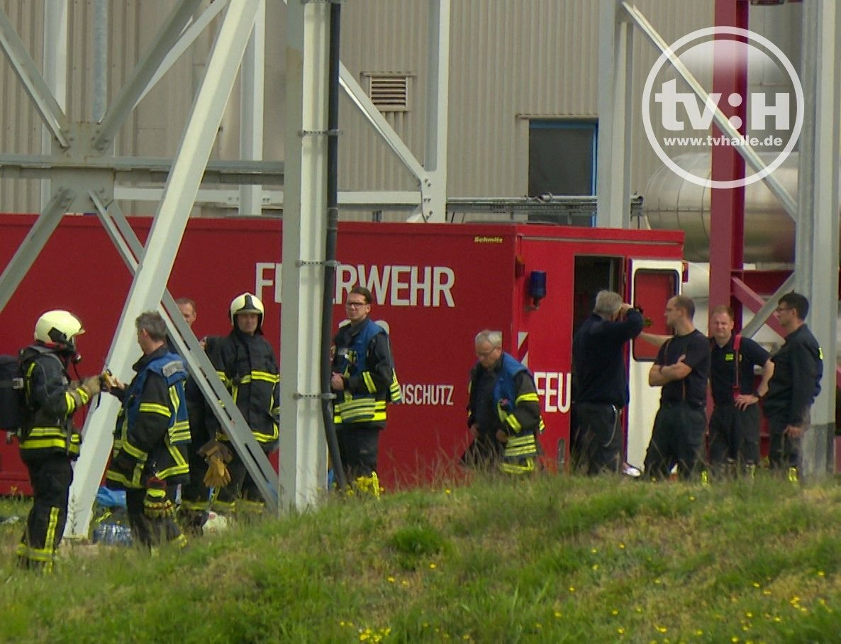 Die Feuerwehr beim Einsatz im Umstellwerk in der Dieselstraße. Dort kam es zu einem Kabelbrand, der einen großflächigen Stromausfall verursachte.