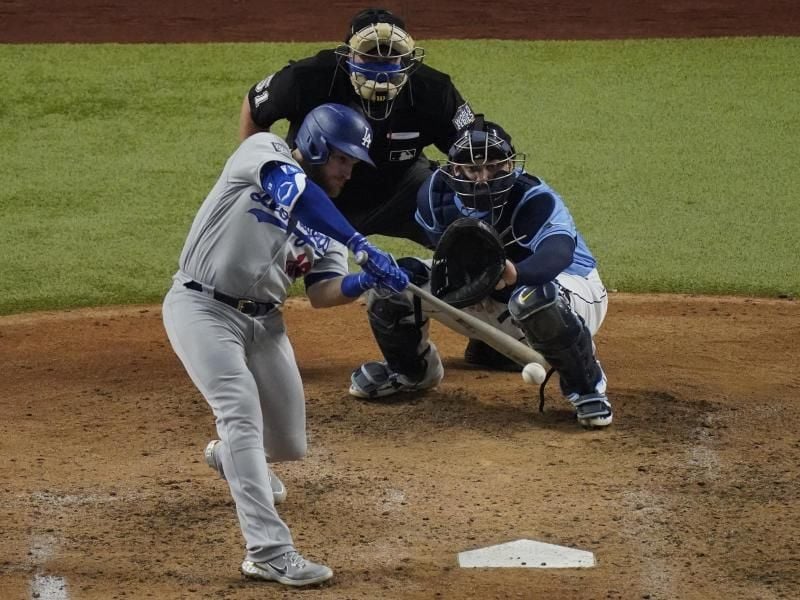Max Muncy (l) von den Los Angeles Dodgers beim Schlagversuch. Foto: Sue Ogrocki/AP/dpa