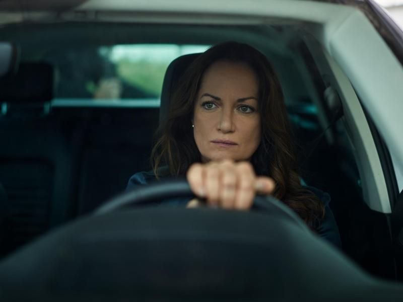 Jana Winter (Natalia Wörner) kommt gerade von der Beerdigung ihres Schwiegervaters, als sie von dem überfahrenen Polizisten erfährt. Foto: ZDF/Simon Vogler