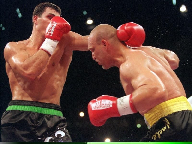 Wladimir Klitschko (r) bei seinem Kampf gegen Axel Schulz 1999 in Köln. Foto: Gero Breloer