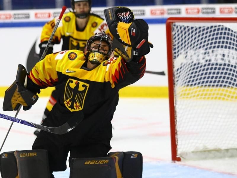 Deutschlands Torhüterin Jennifer Harss greift nach dem Puck. Foto: Marija Diepole/dpa