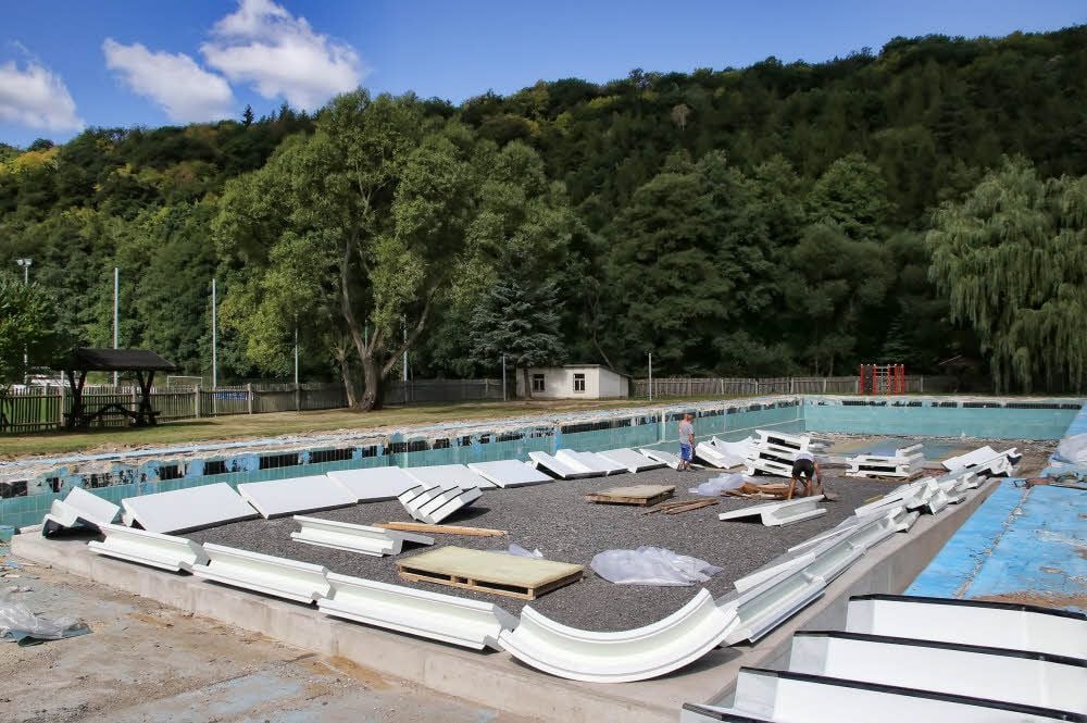 Die Teile für das neue Freibad in Wippra liegen bereit für den Aufbau.