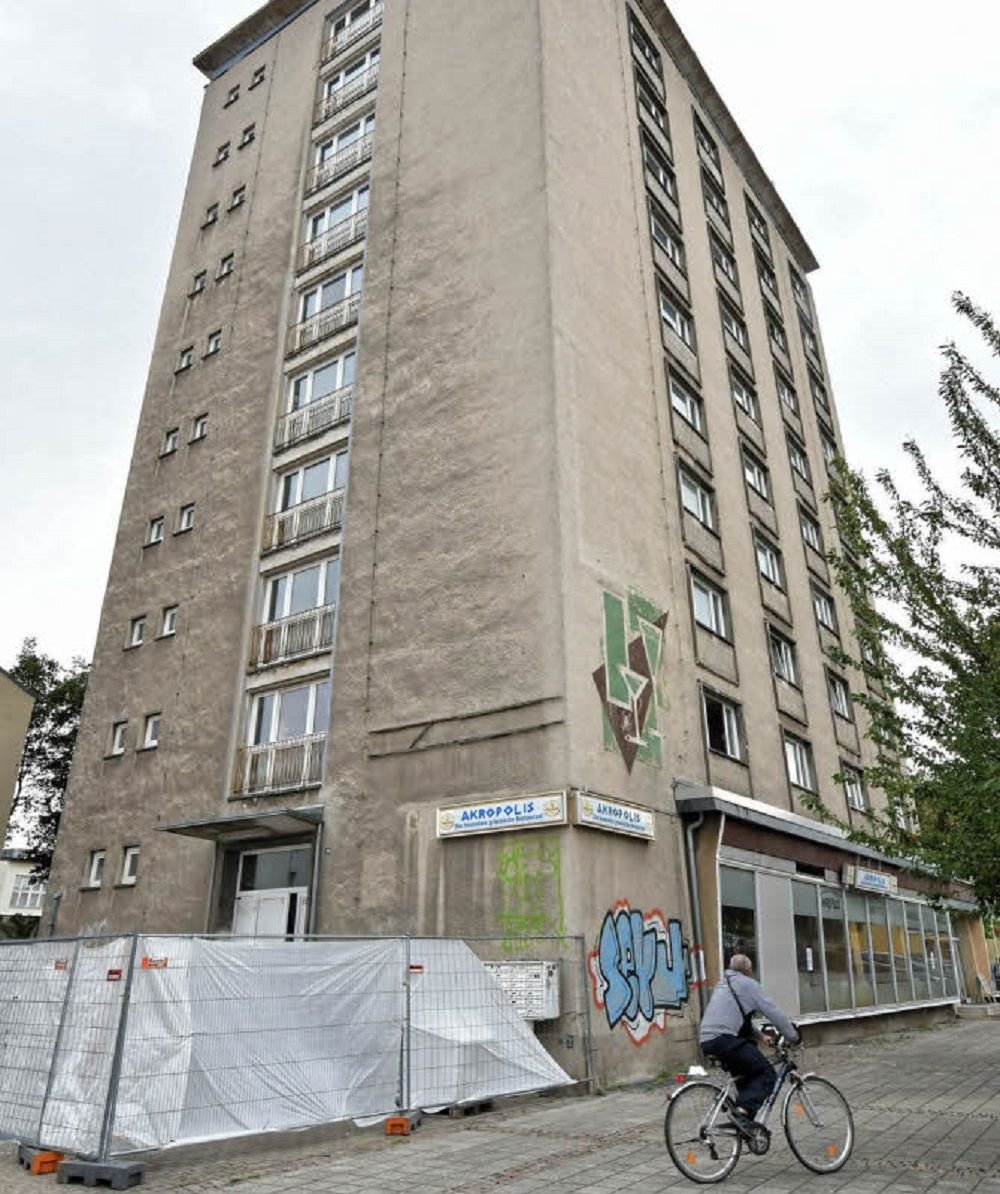 Das Hochhaus, in dem einst die „Mokka-Milch-Eisbar“ ihren Sitz hatte: Jeder Dessauer kennt es. Die DWG hat es verkauft. Der Eigentümer hat mit der Sanierung begonnen.