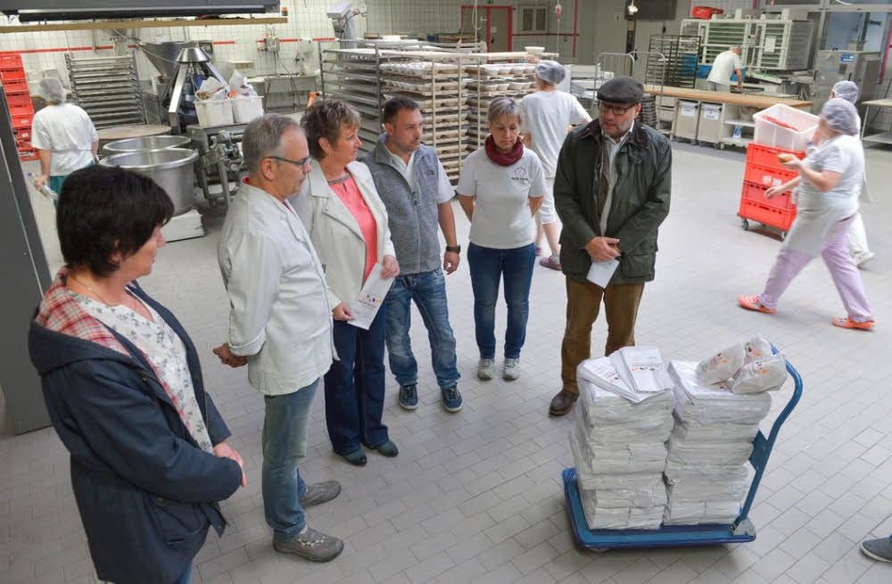 Übergabe der Brötchentüten in der Bäckerei Rödel