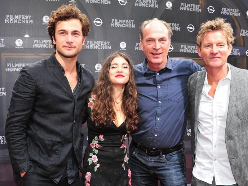 Die Schauspieler Samuel Schneider (l-r), Helen Woigk, Herbert Knaup und Philipp Moog sind die Hauptdarsteller in dem Zweiteiler „Der Puppenspieler”. Foto: Ursula Düren